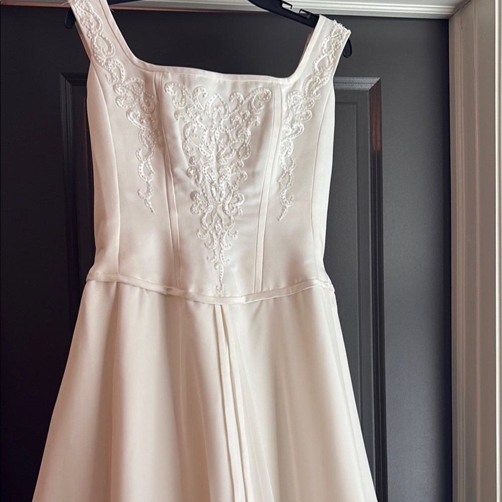 Elegant Cream Wedding Dress